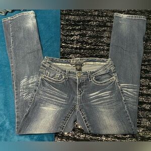 Low-waisted, straight-leg denim jeans in blue and grey tones